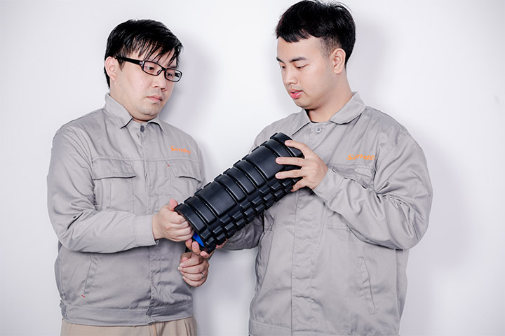 two male workers in sonder uniform are discussing a product